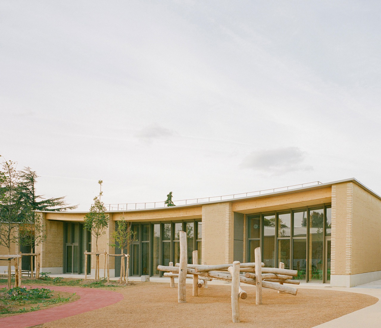 Centro Infantil y Deportivo Parc des Loges por Hemaa Architectes. Fotografía por Charles Bouchaid.