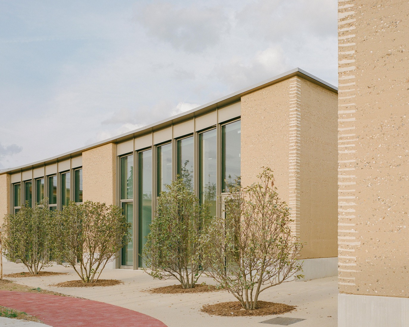 Centro Infantil y Deportivo Parc des Loges por Hemaa Architectes. Fotografía por Charles Bouchaid.
