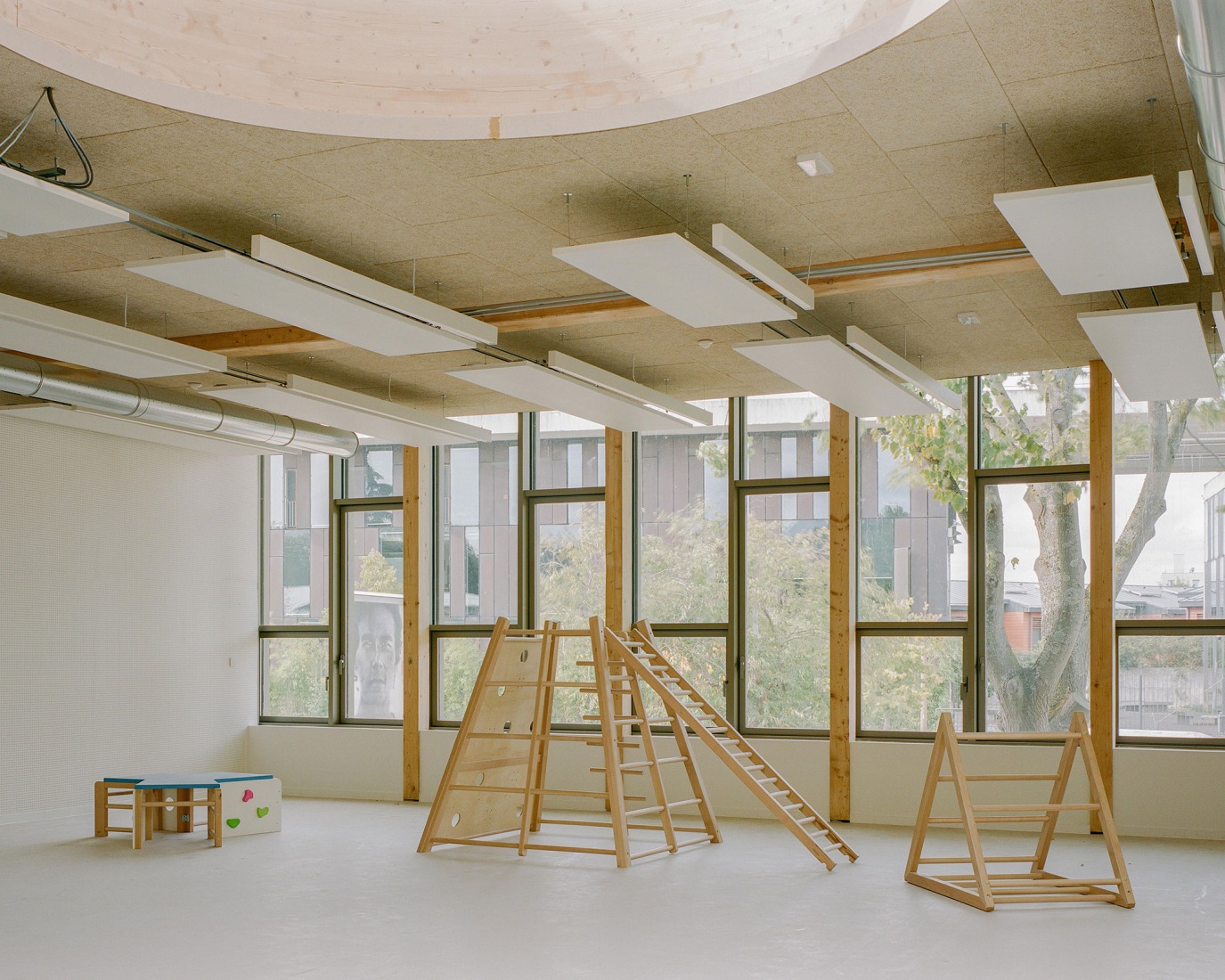 Centro Infantil y Deportivo Parc des Loges por Hemaa Architectes. Fotografía por Charles Bouchaid.