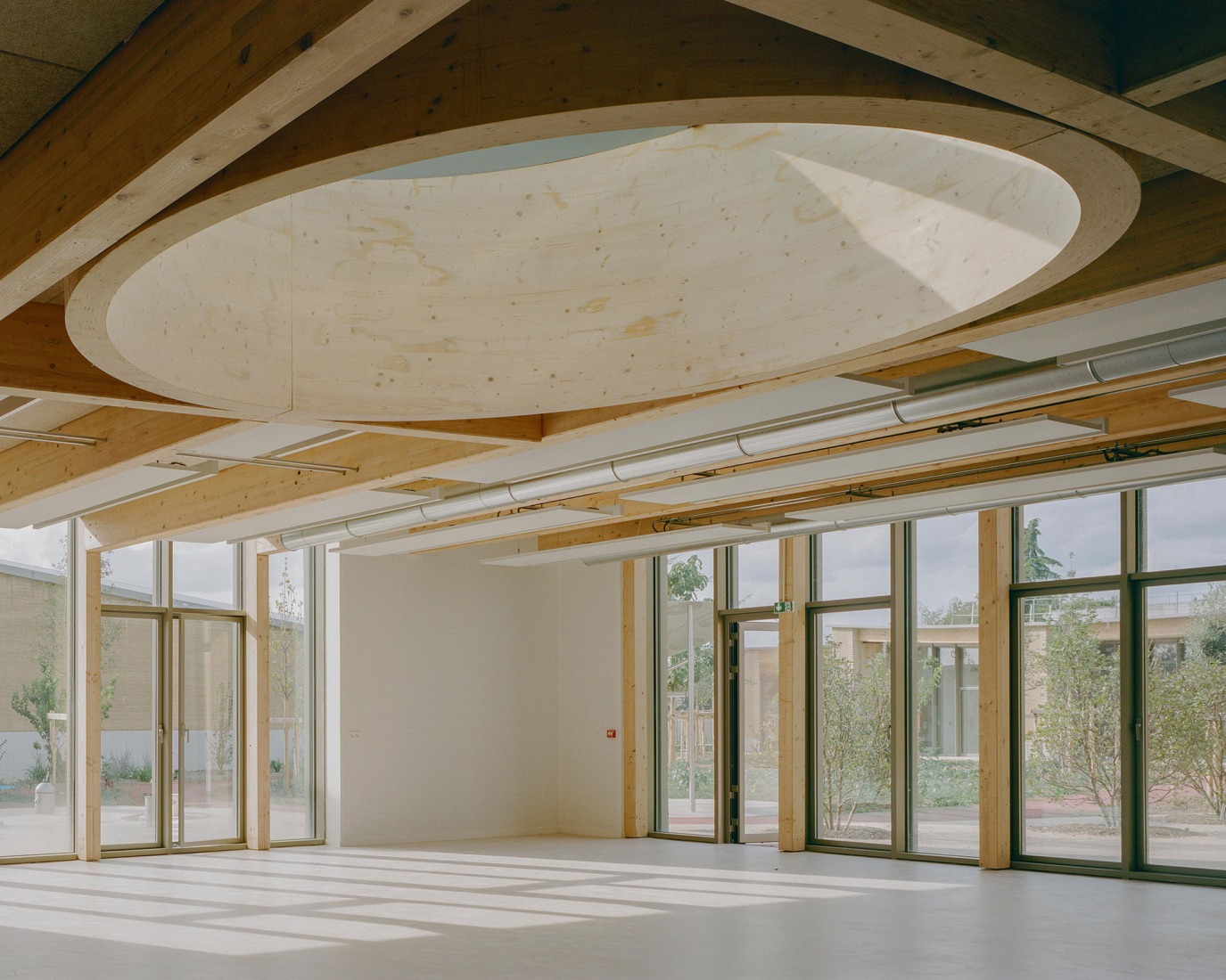 Centro Infantil y Deportivo Parc des Loges por Hemaa Architectes. Fotografía por Charles Bouchaid.
