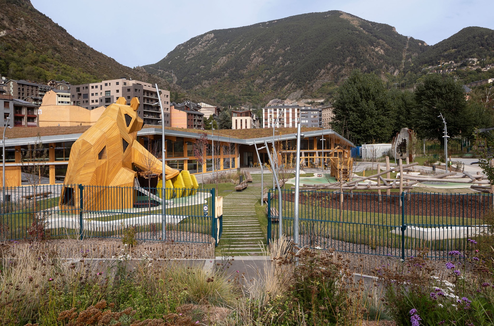 Parc de l’Ossa por Altura arquitectes. Fotografía por Rafael Vargas.