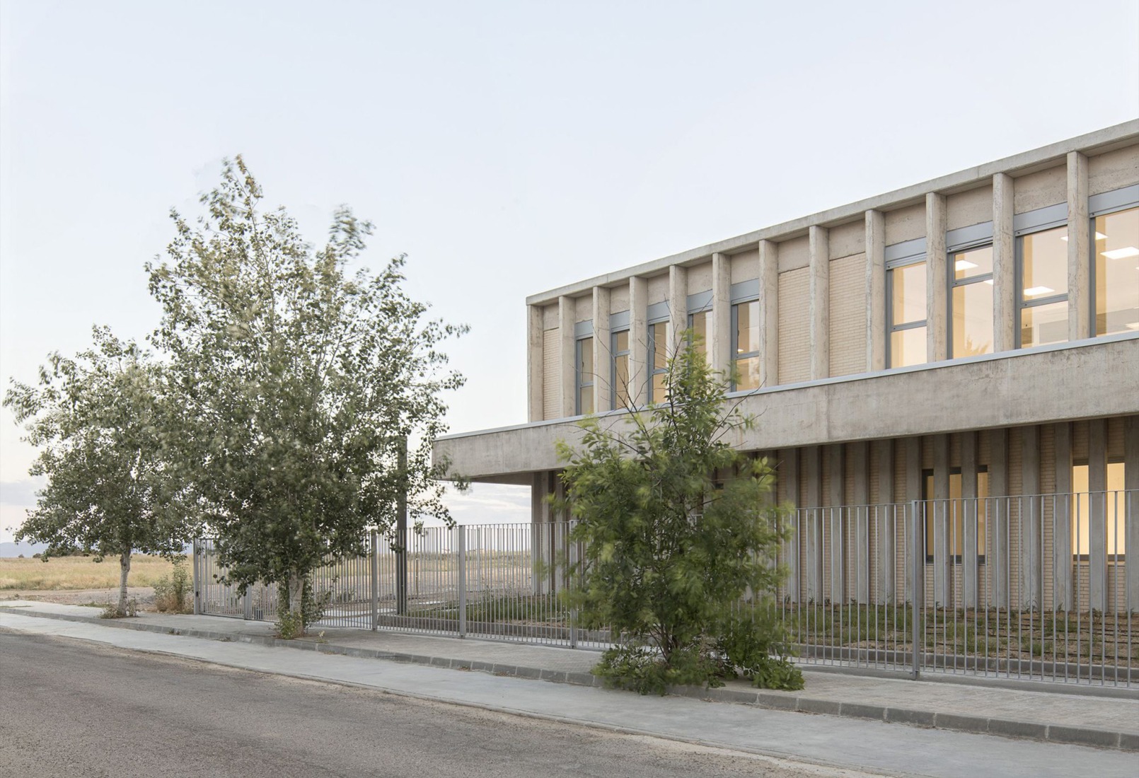 CEIP Malpartida por Tenor + Paradigma Estudio + Buró4 + Gabriel Verd Arquitectos. Fotografía por Del Rio Bani.