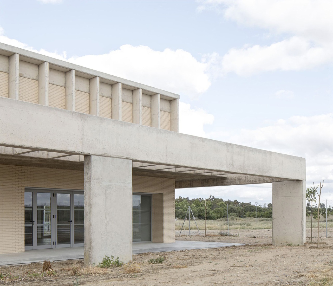 CEIP Malpartida por Tenor + Paradigma Estudio + Buró4 + Gabriel Verd Arquitectos. Fotografía por Del Rio Bani.