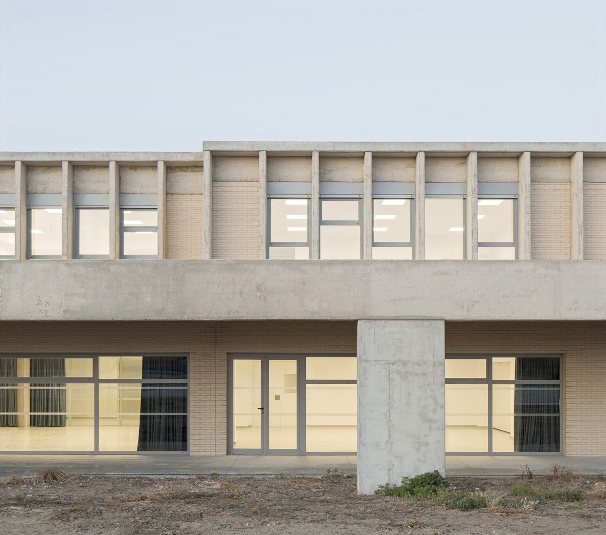 CEIP Malpartida por Tenor + Paradigma Estudio + Buró4 + Gabriel Verd Arquitectos. Fotografía por Del Rio Bani.