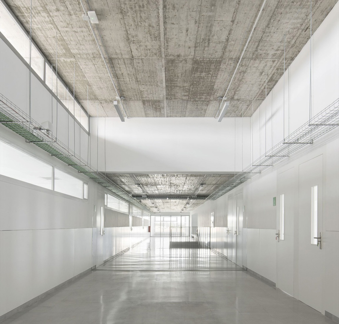 CEIP Malpartida por Tenor + Paradigma Estudio + Buró4 + Gabriel Verd Arquitectos. Fotografía por Del Rio Bani.