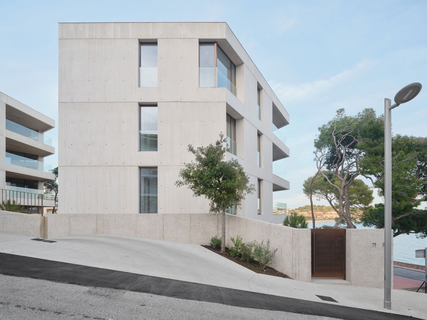 «SA Caleta» por FGA Arquitectes, Jaime Prous Architects y Pineda Monedero. Fotografía por Adrià Goula.  
