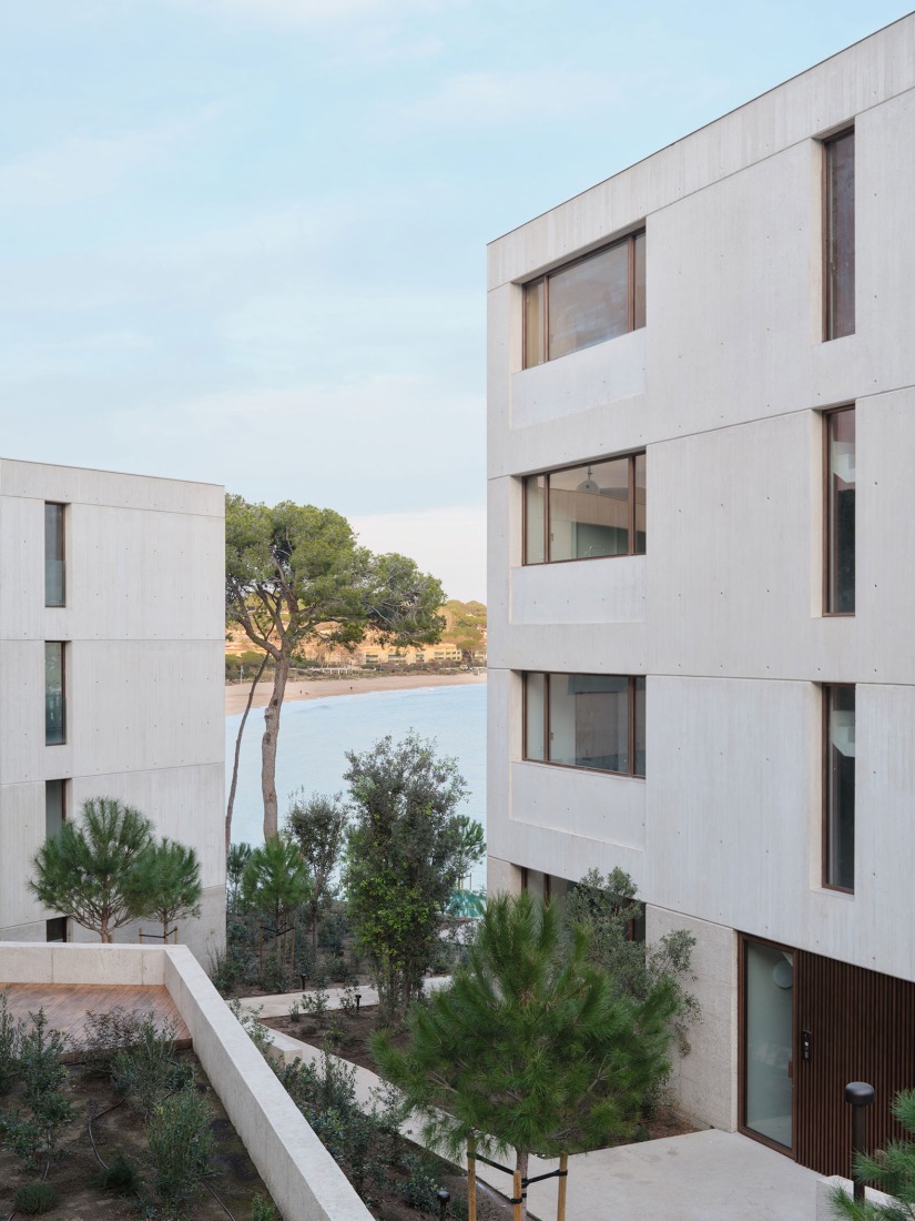 «SA Caleta» por FGA Arquitectes, Jaime Prous Architects y Pineda Monedero. Fotografía por Adrià Goula.  