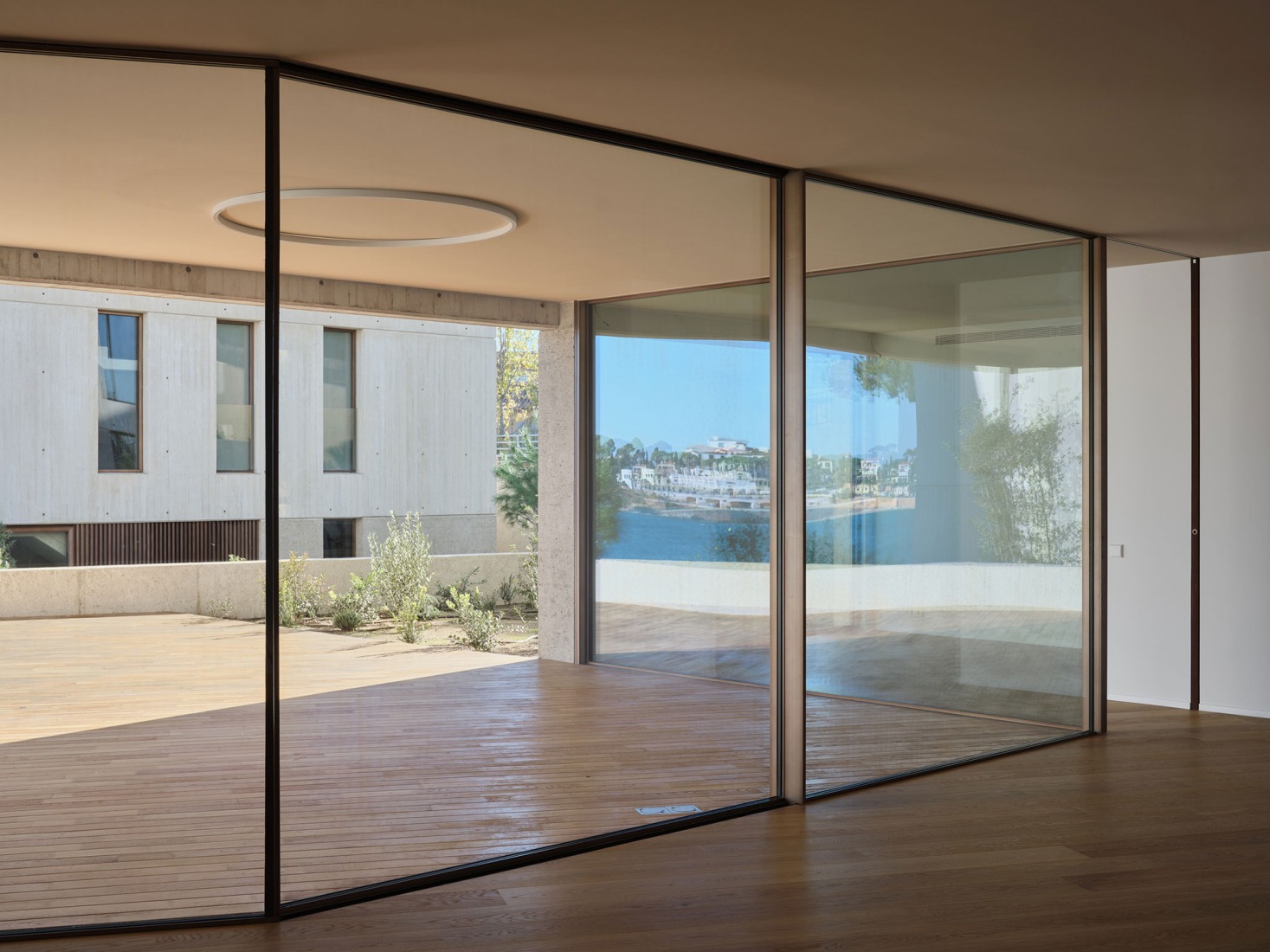 «SA Caleta» por FGA Arquitectes, Jaime Prous Architects y Pineda Monedero. Fotografía por Adrià Goula.  