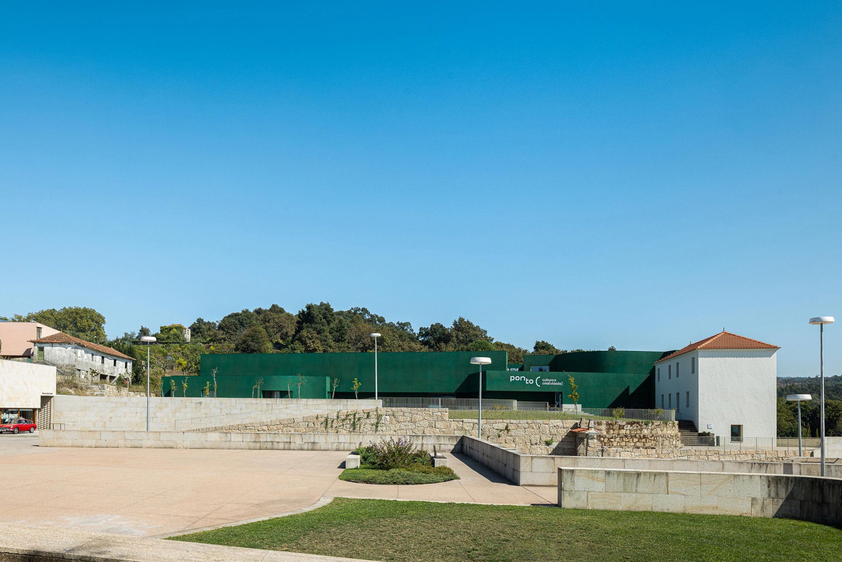 Ponto C - Cultura e criatividade por Galería Gabinete. Fotografía por Ivo Tavares Studio.  
