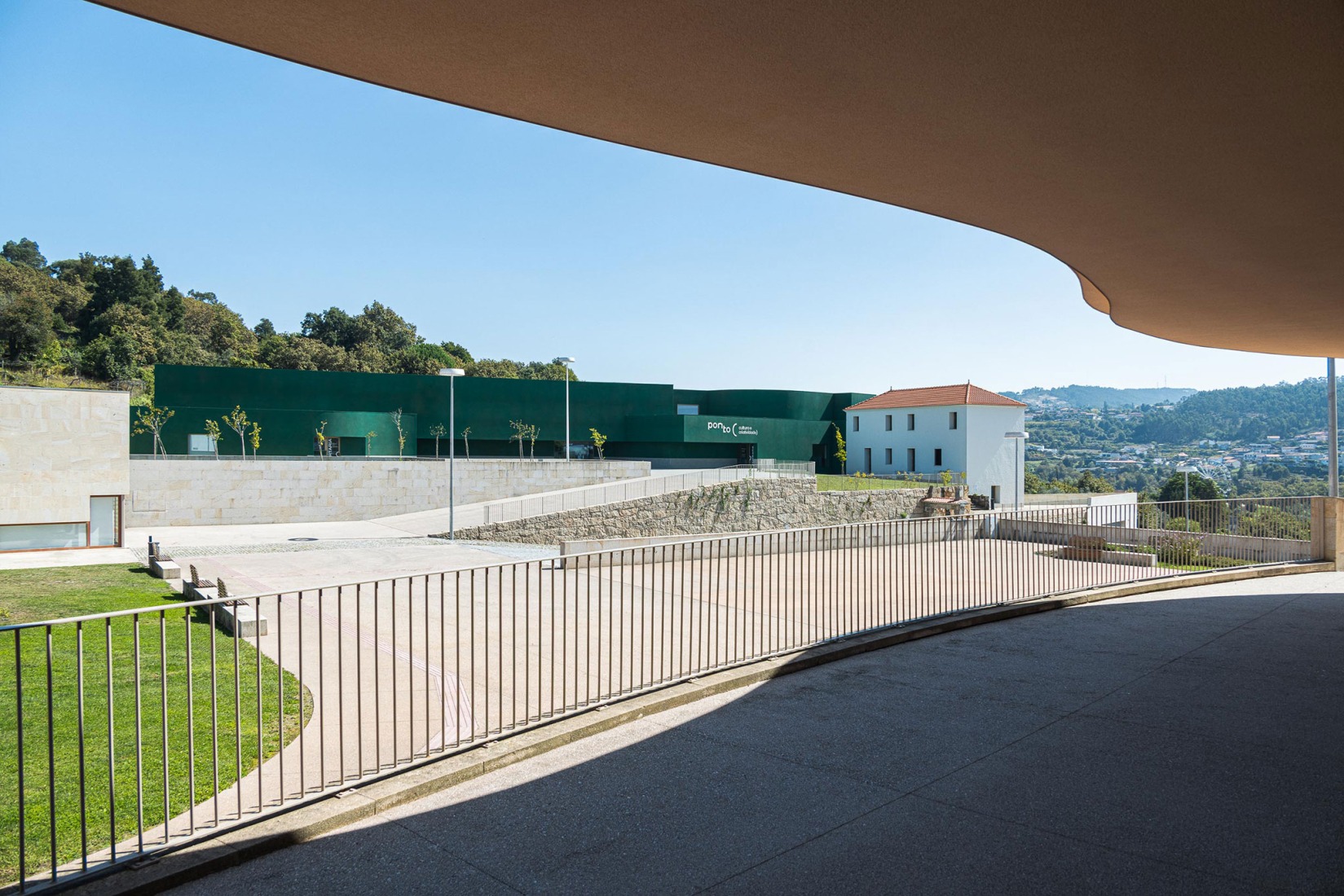 Ponto C - Cultura e criatividade por Galería Gabinete. Fotografía por Ivo Tavares Studio.  