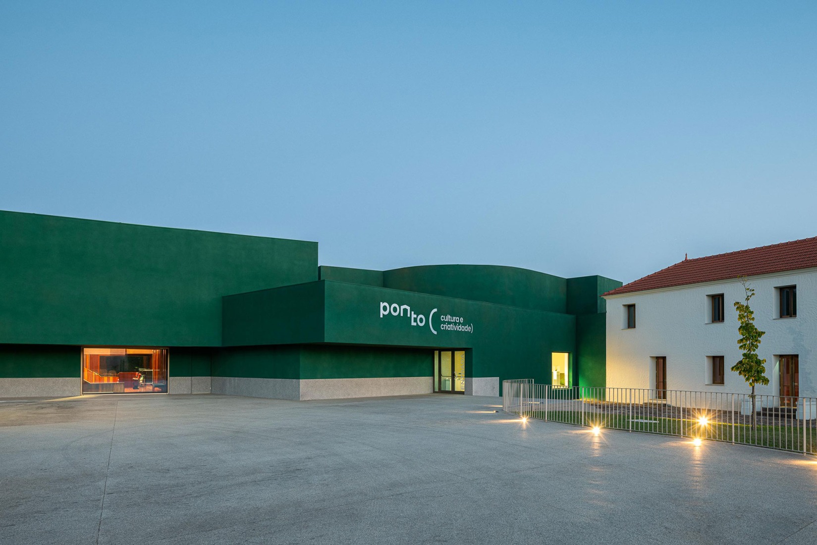 Ponto C - Cultura e criatividade por Galería Gabinete. Fotografía por Ivo Tavares Studio.  