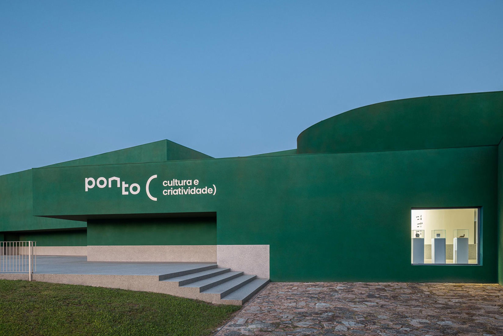 Ponto C - Cultura e criatividade por Galería Gabinete. Fotografía por Ivo Tavares Studio.  