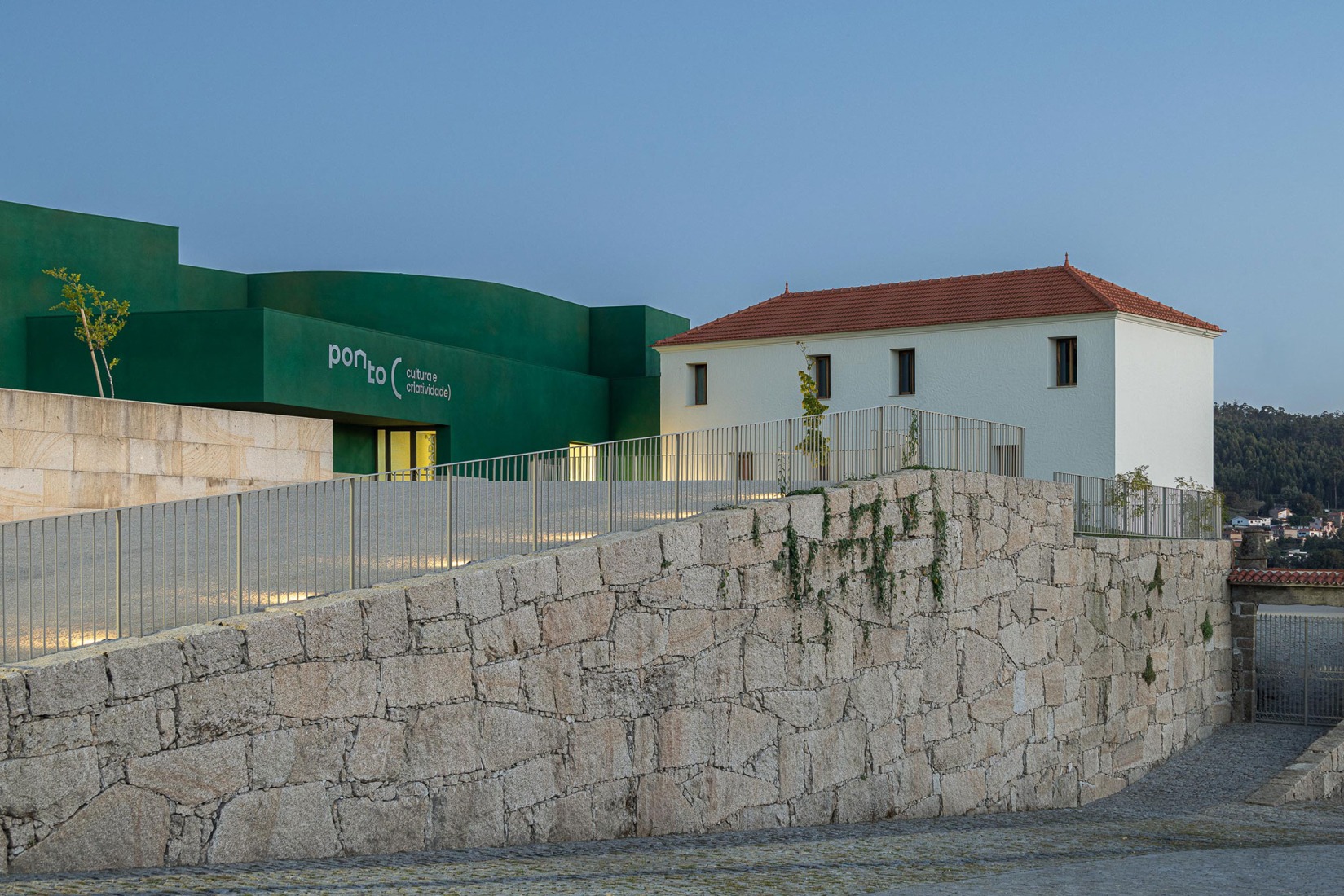 Ponto C - Cultura e criatividade por Galería Gabinete. Fotografía por Ivo Tavares Studio.  