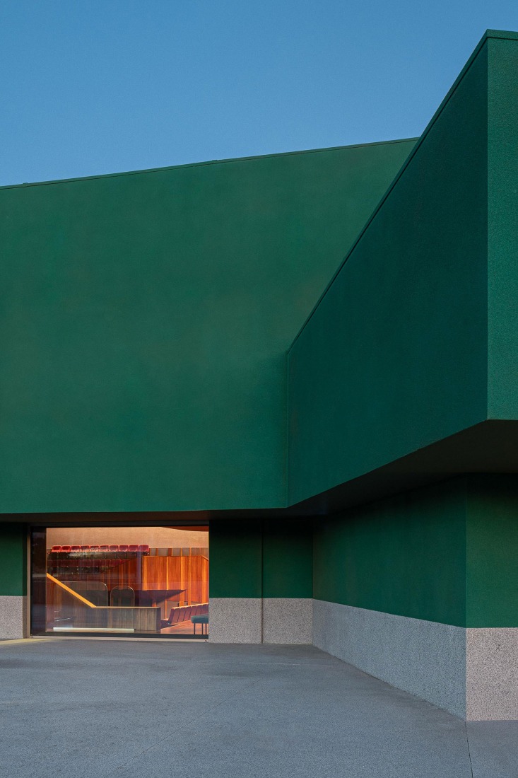 Ponto C - Cultura e criatividade por Galería Gabinete. Fotografía por Ivo Tavares Studio.  