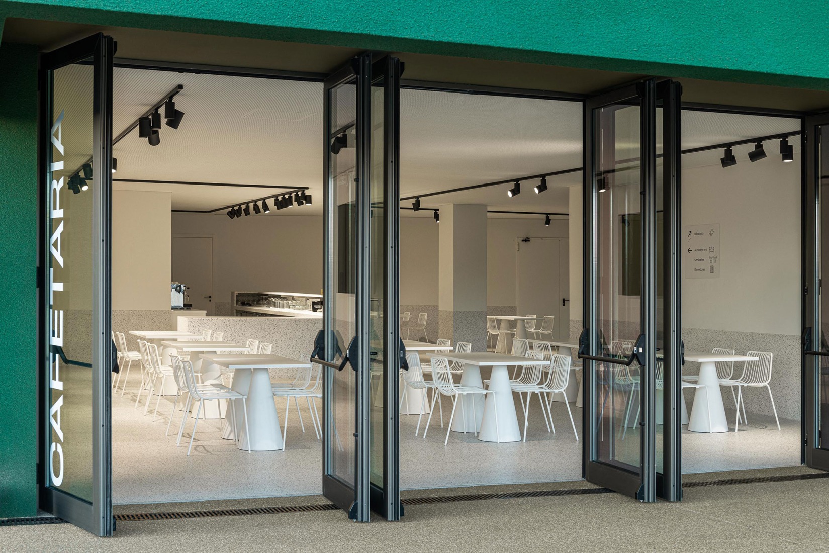 Ponto C - Cultura e criatividade por Galería Gabinete. Fotografía por Ivo Tavares Studio.  