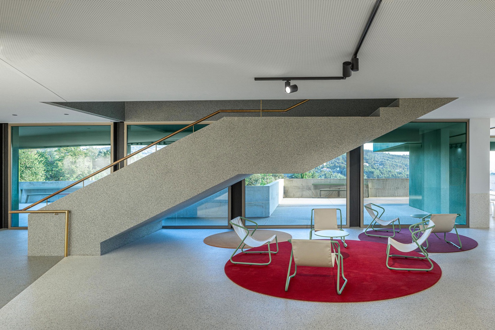 Ponto C - Cultura e criatividade por Galería Gabinete. Fotografía por Ivo Tavares Studio.  