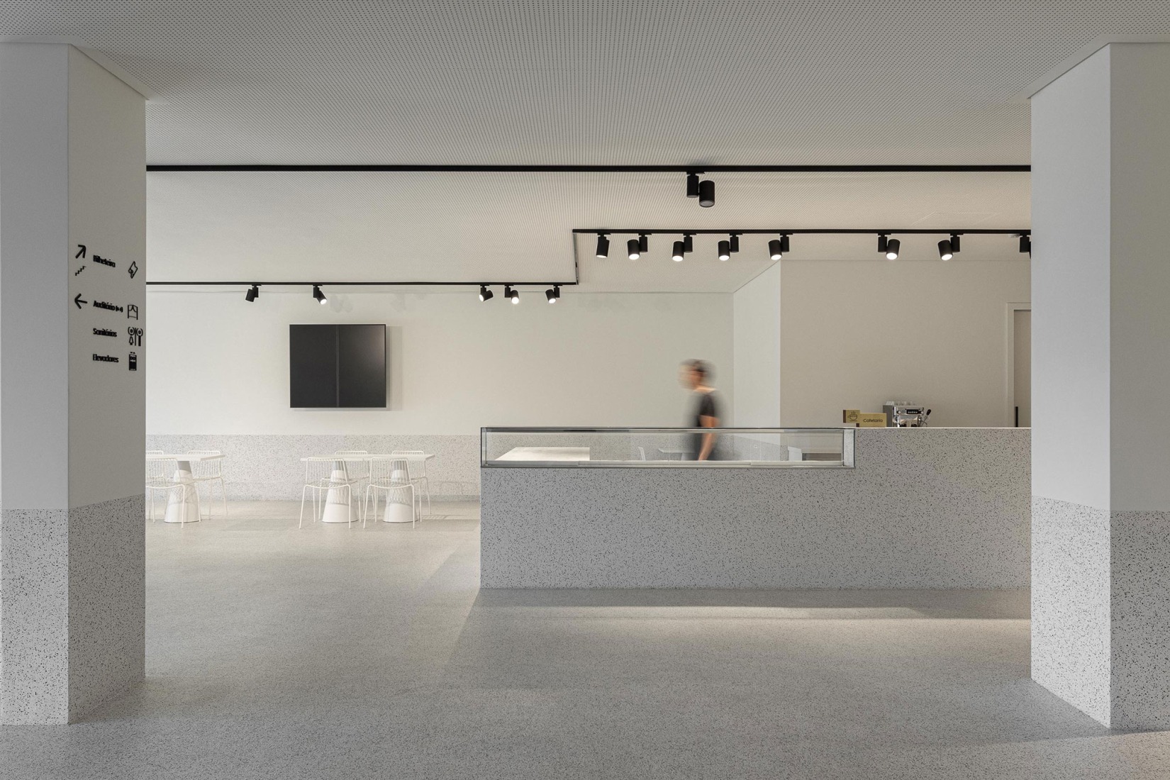 Ponto C - Cultura e criatividade por Galería Gabinete. Fotografía por Ivo Tavares Studio.  