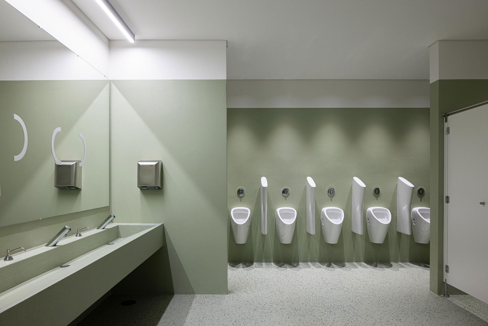 Ponto C - Cultura e criatividade por Galería Gabinete. Fotografía por Ivo Tavares Studio.  