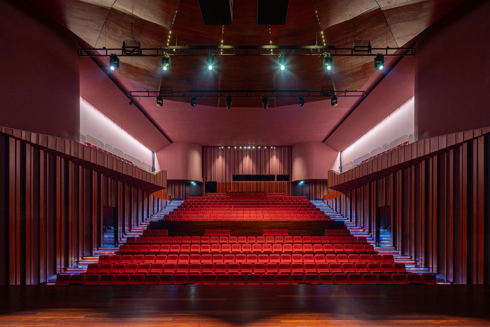 Ponto C - Cultura e criatividade por Galería Gabinete. Fotografía por Ivo Tavares Studio.  