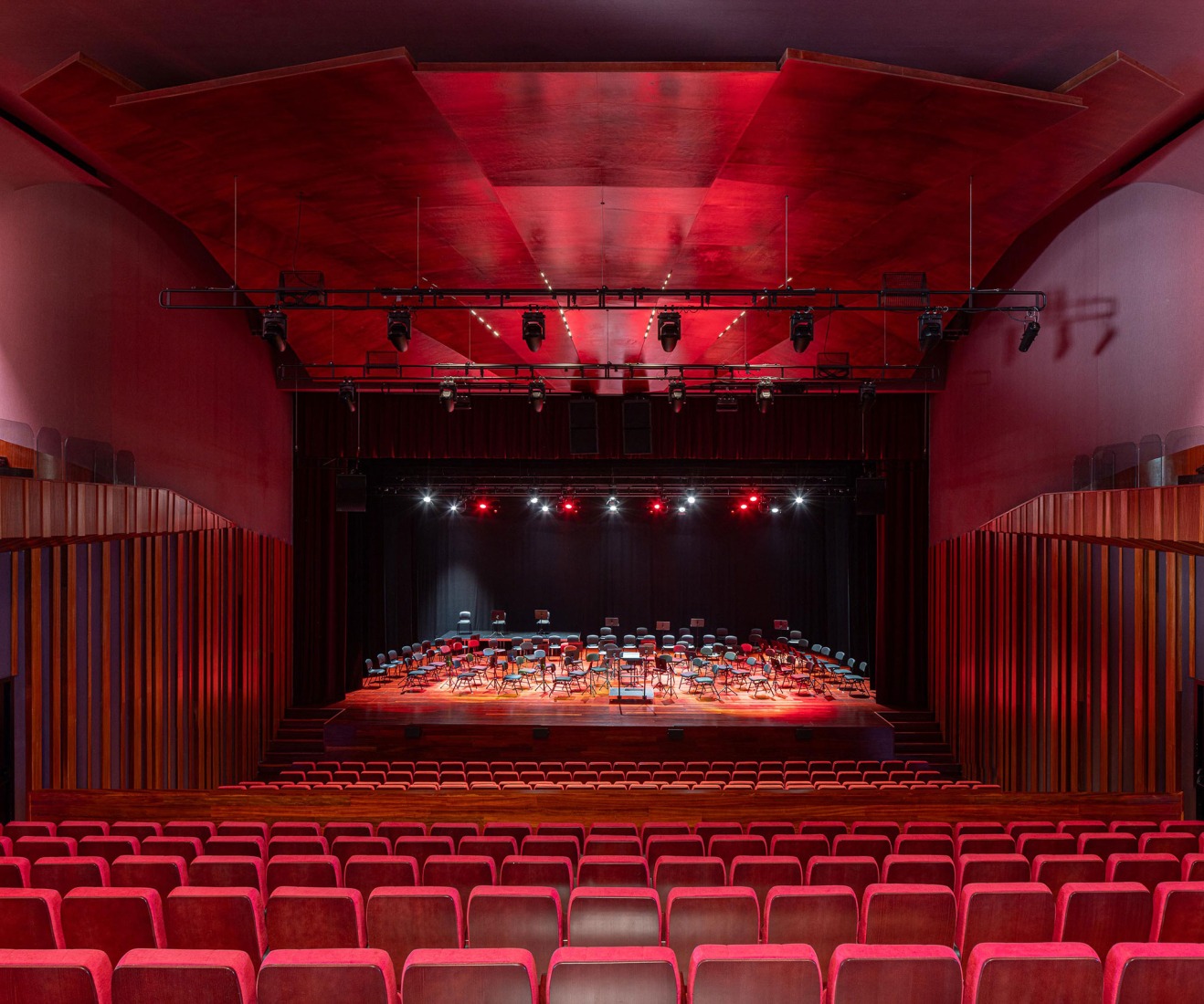 Ponto C - Cultura e criatividade por Galería Gabinete. Fotografía por Ivo Tavares Studio.  