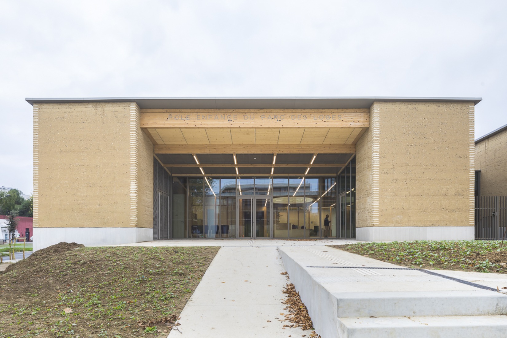 Centro Infantil y Deportivo Parc des Loges por Hemaa Architectes. Fotografía por Sergio Grazia.