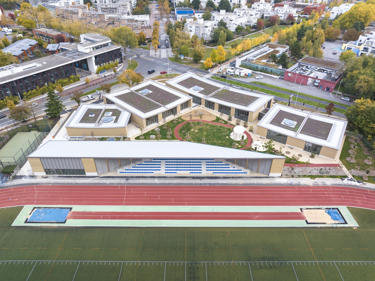Centro Infantil y Deportivo Parc des Loges por Hemaa Architectes. Fotografía por Sergio Grazia.