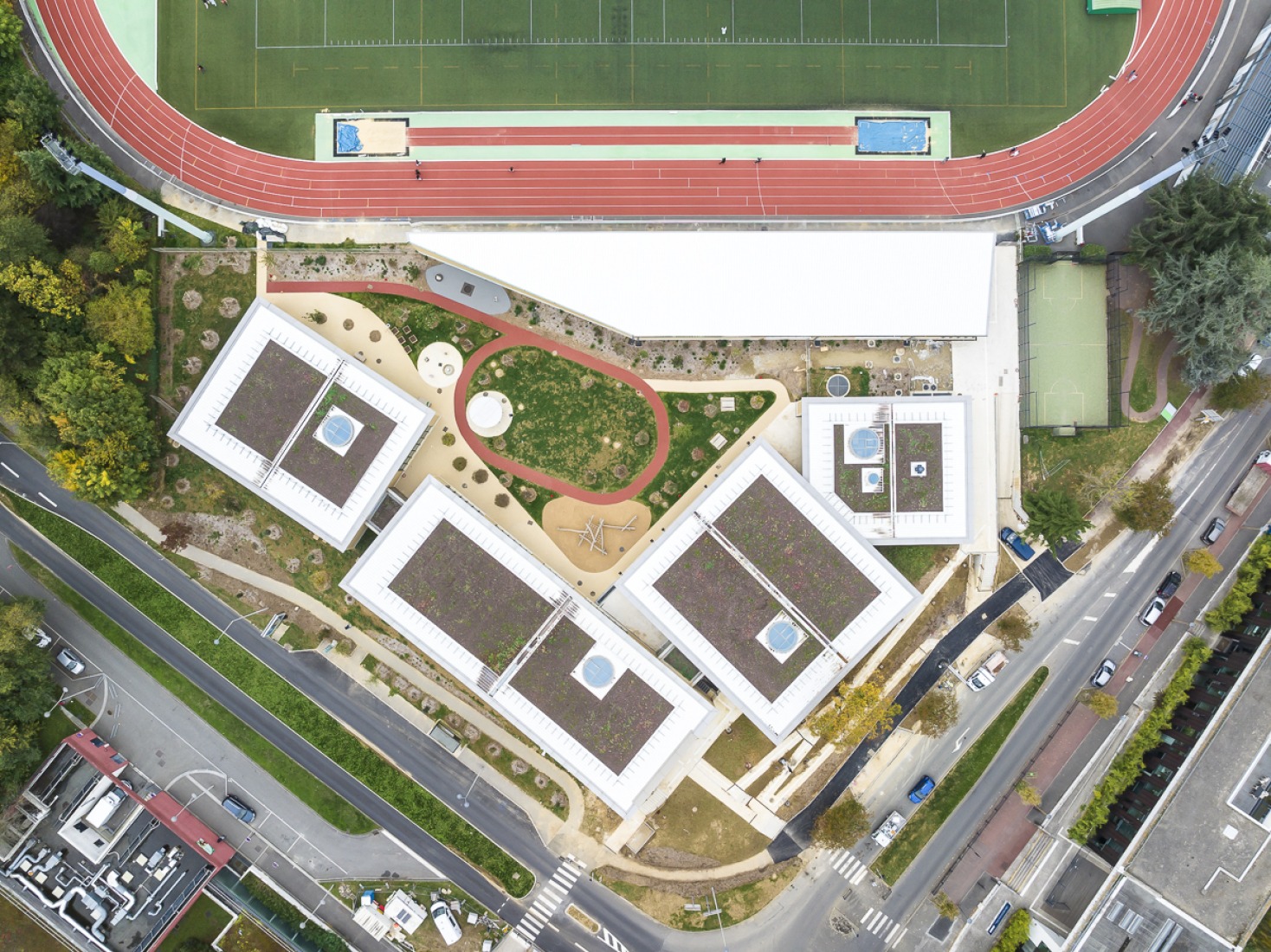 Centro Infantil y Deportivo Parc des Loges por Hemaa Architectes. Fotografía por Sergio Grazia.