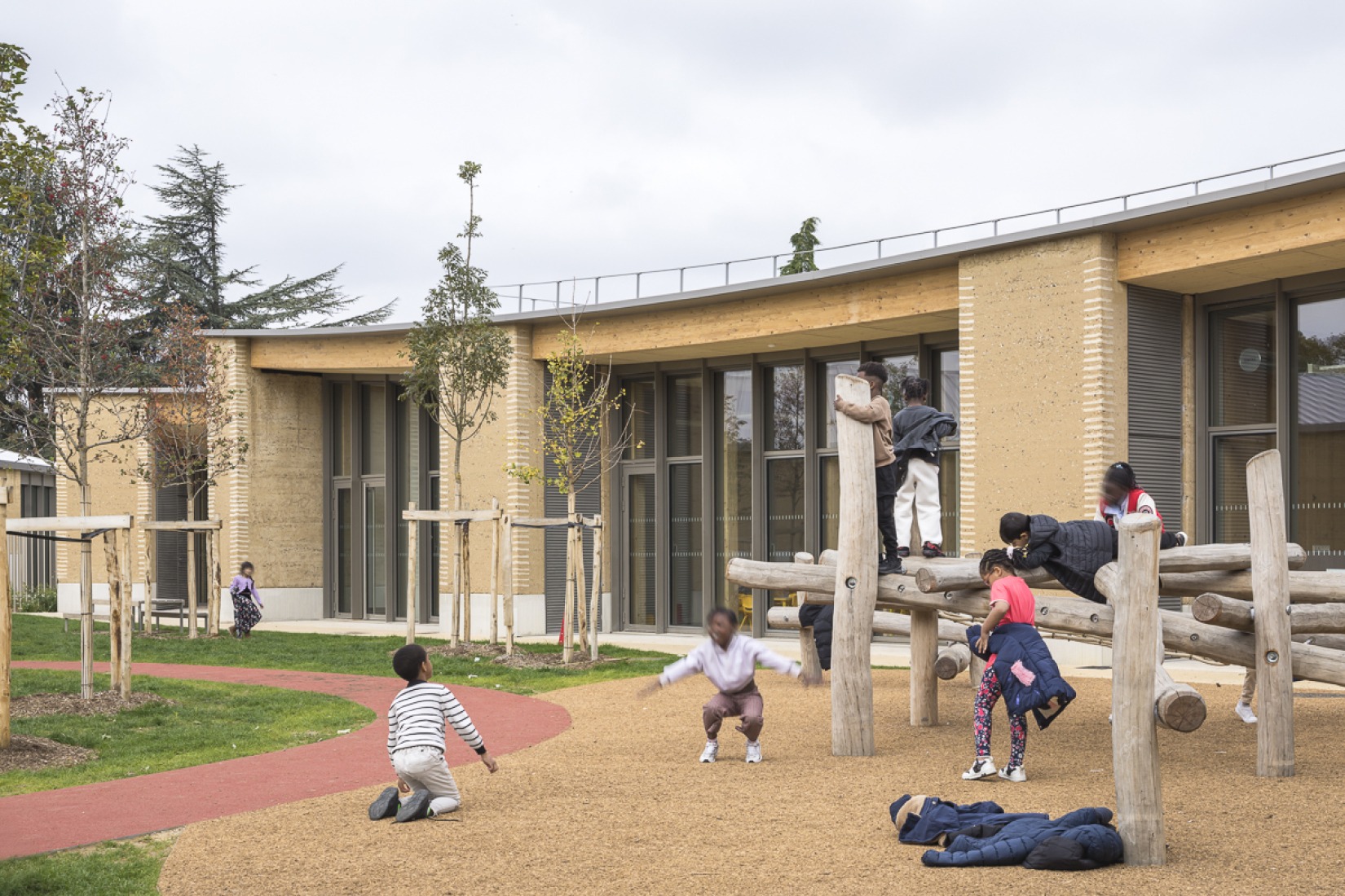 Centro Infantil y Deportivo Parc des Loges por Hemaa Architectes. Fotografía por Sergio Grazia.