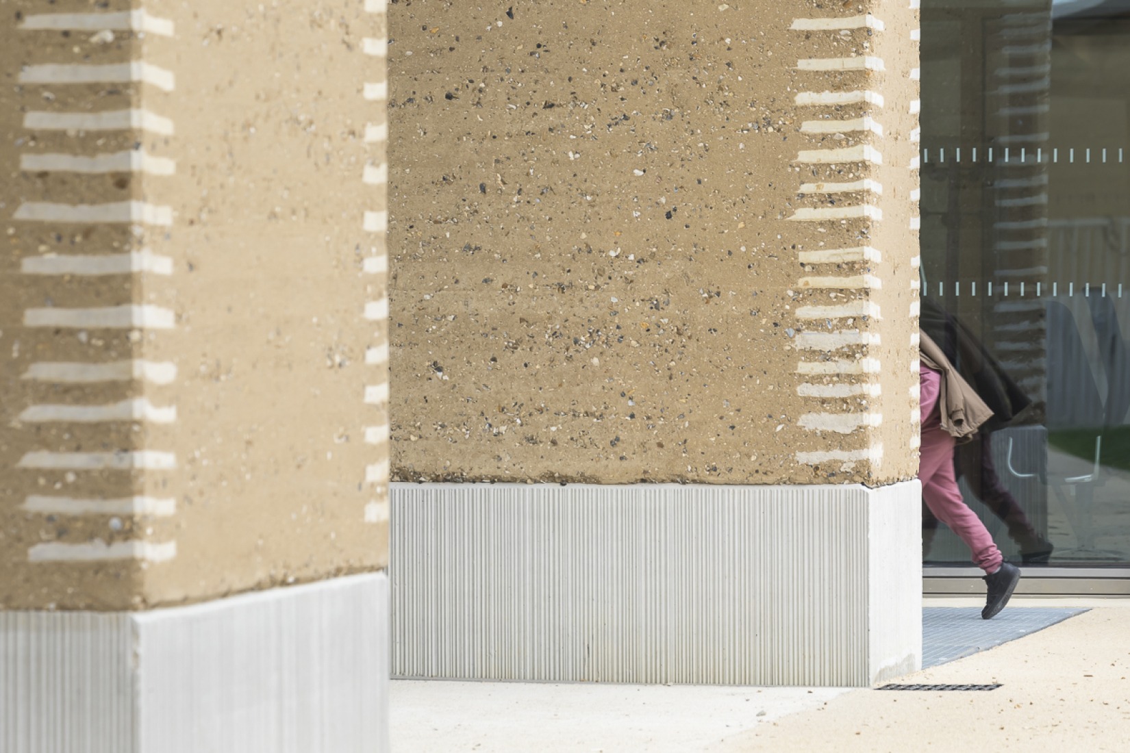 Centro Infantil y Deportivo Parc des Loges por Hemaa Architectes. Fotografía por Sergio Grazia.