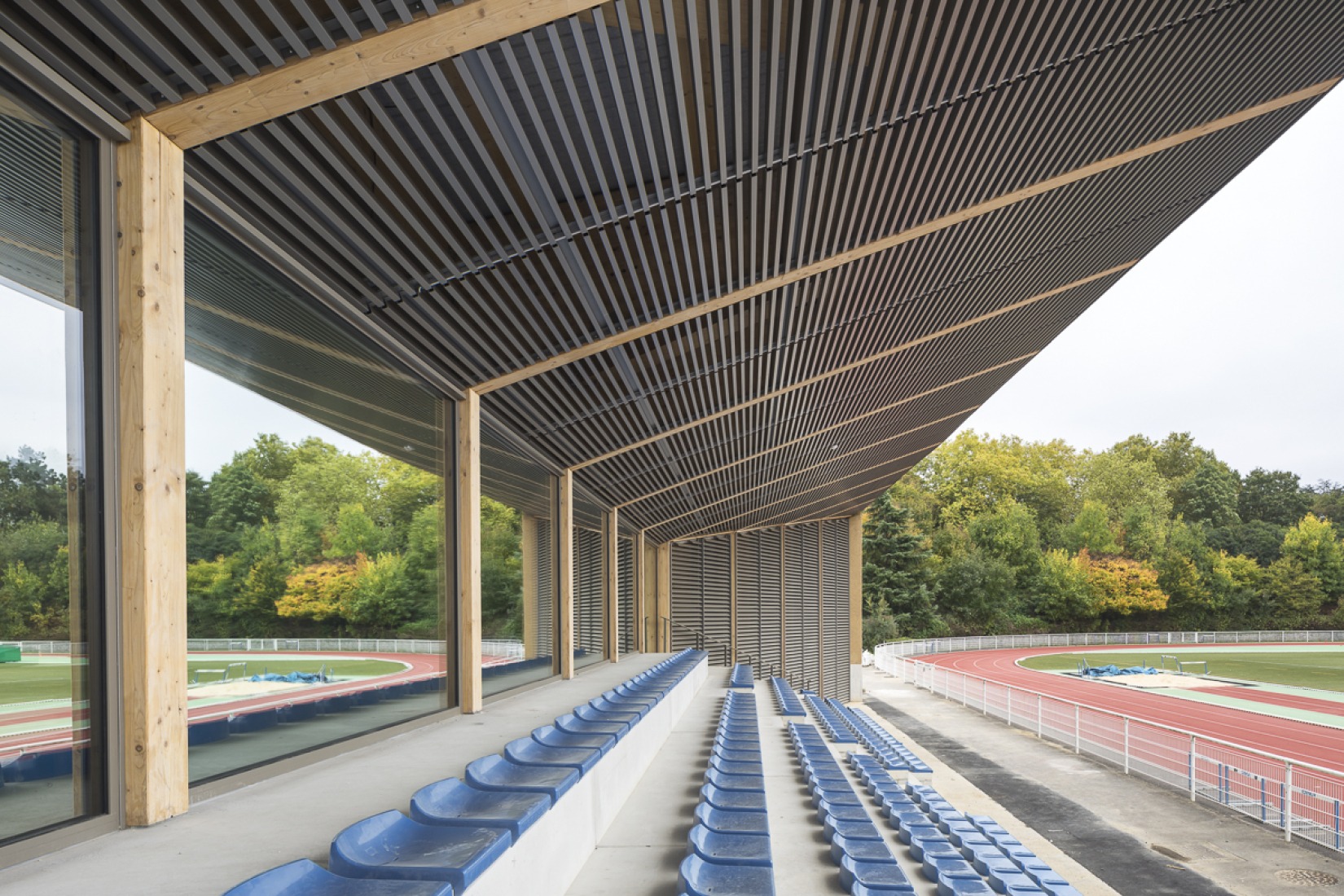 Centro Infantil y Deportivo Parc des Loges por Hemaa Architectes. Fotografía por Sergio Grazia.