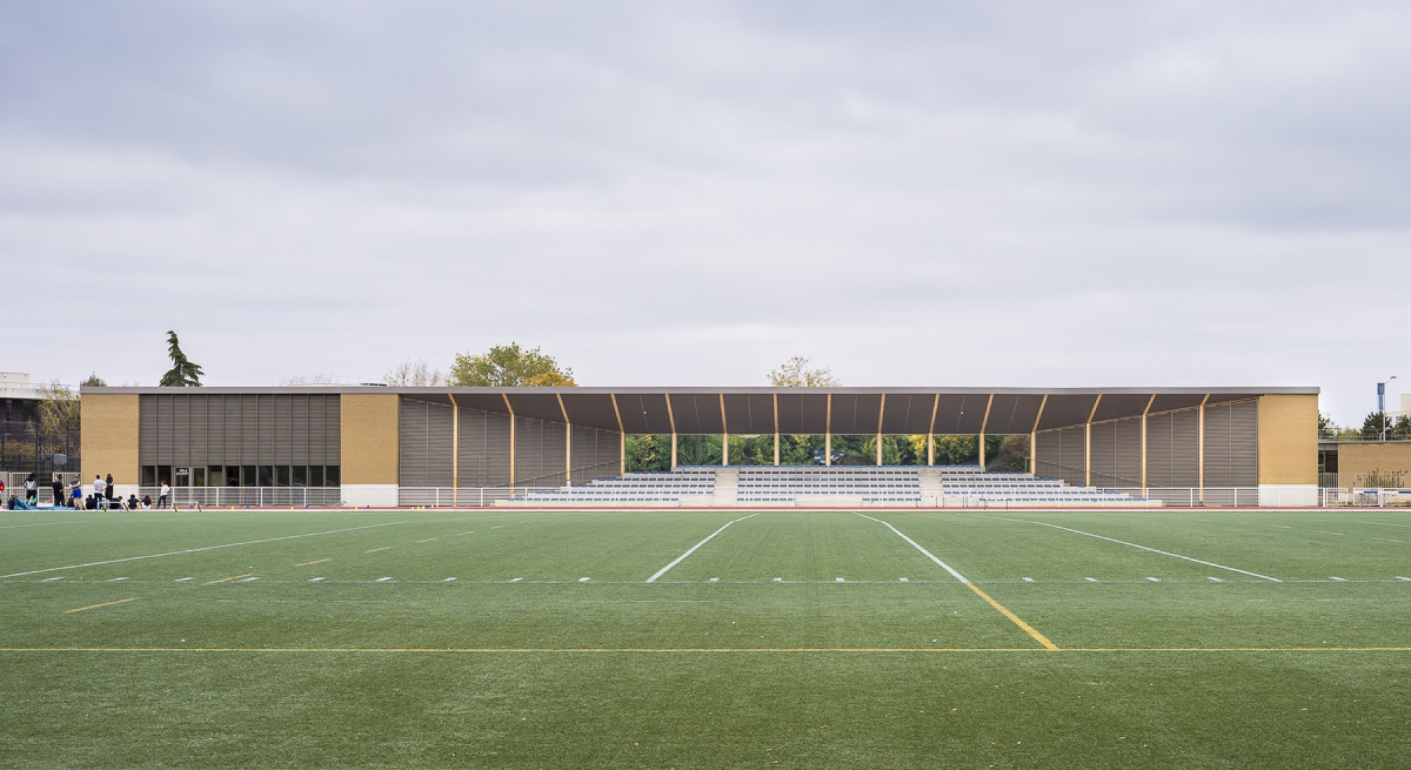 Centro Infantil y Deportivo Parc des Loges por Hemaa Architectes. Fotografía por Sergio Grazia.