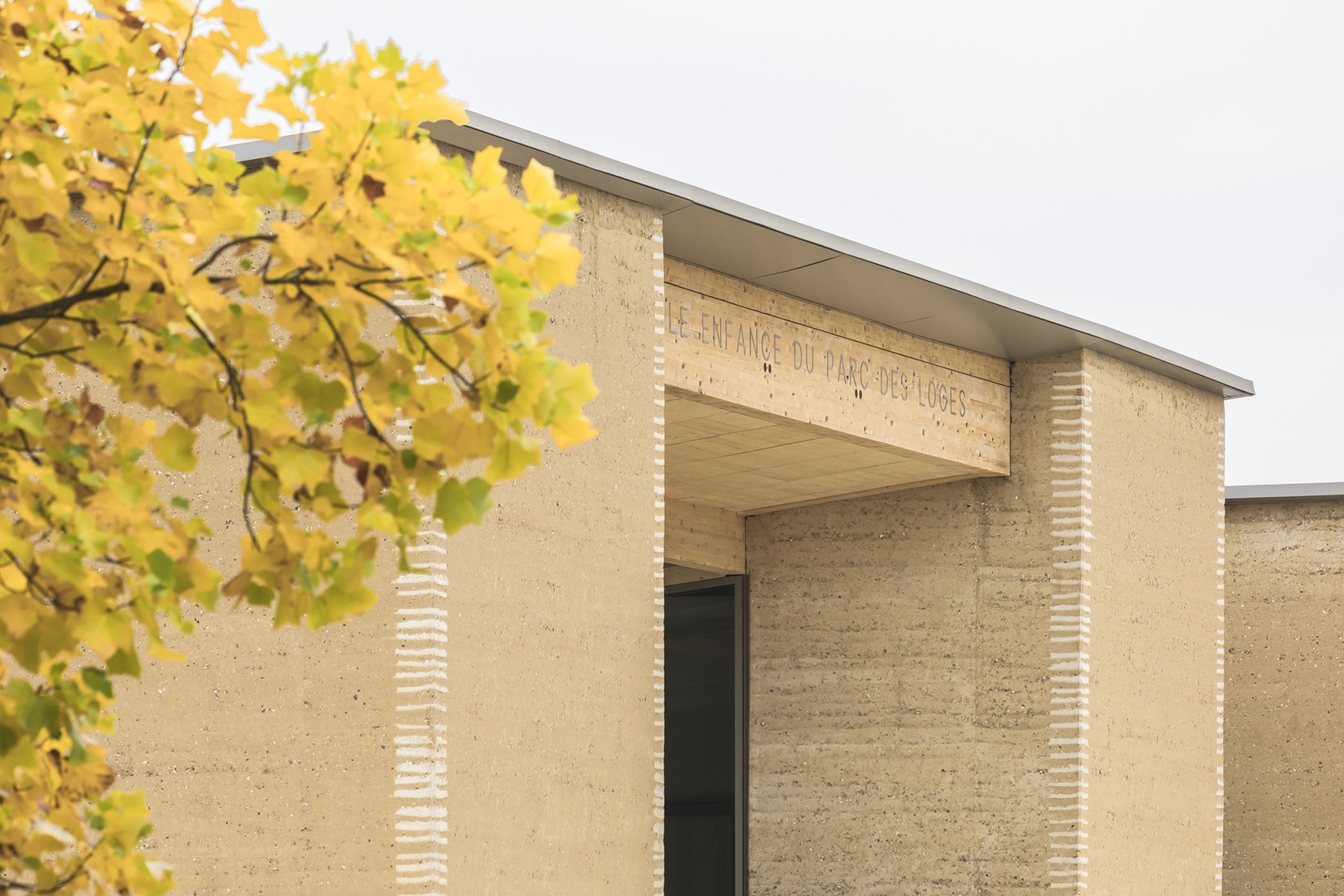 Centro Infantil y Deportivo Parc des Loges por Hemaa Architectes. Fotografía por Sergio Grazia.