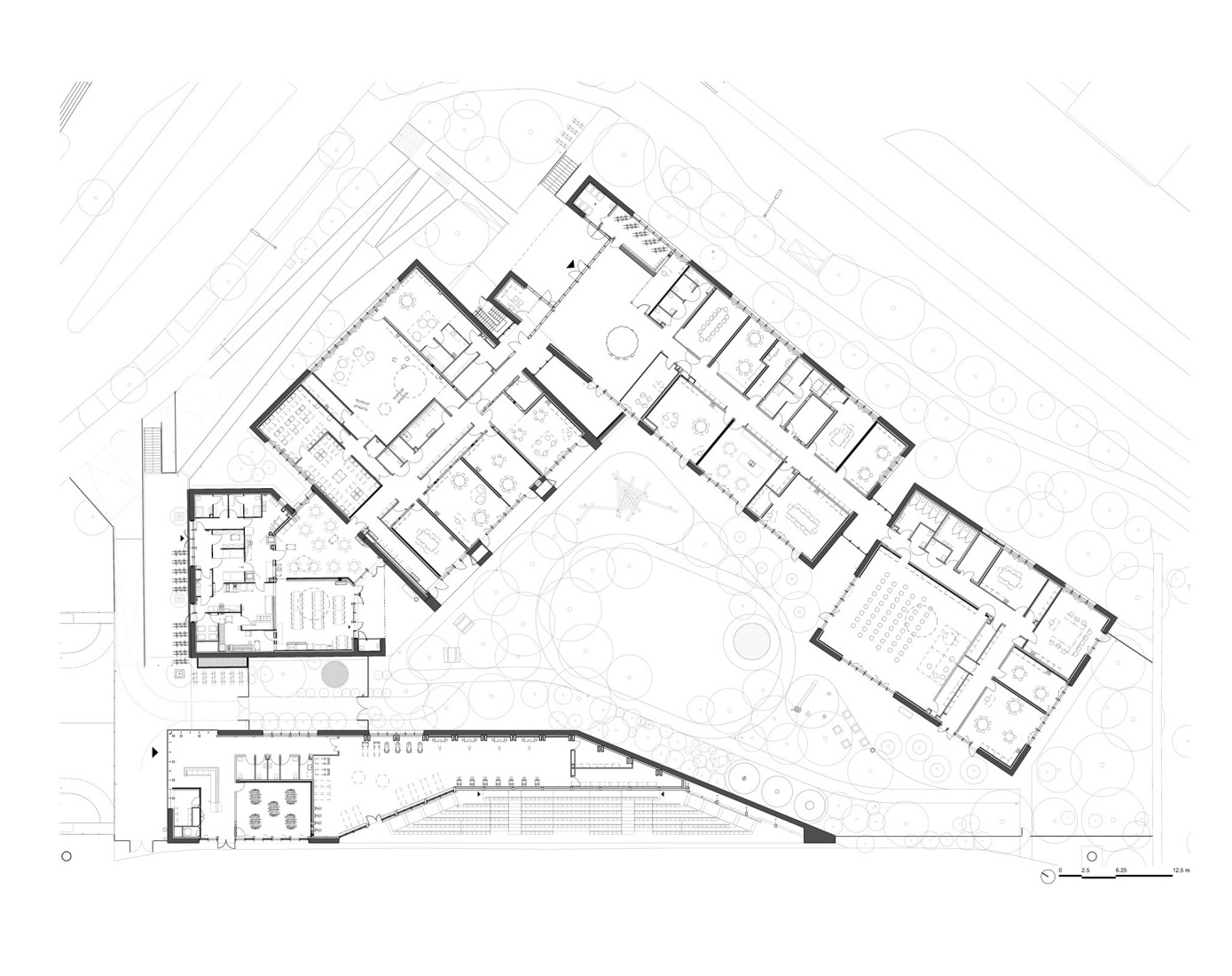 Plano de planta baja. Centro Infantil y Deportivo Parc des Loges por Hemaa Architectes. 