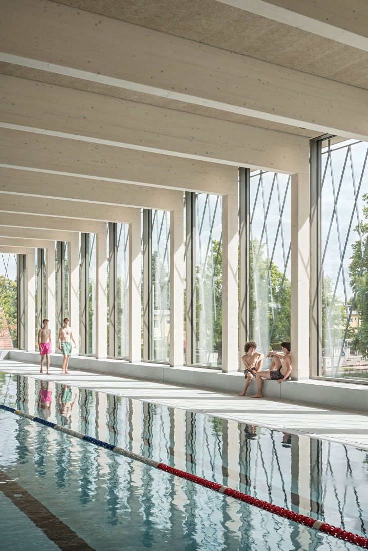 Piscina pública Großfeldsiedlung por Illiz Architektur. Fotografía por Hertha Hurnaus.  