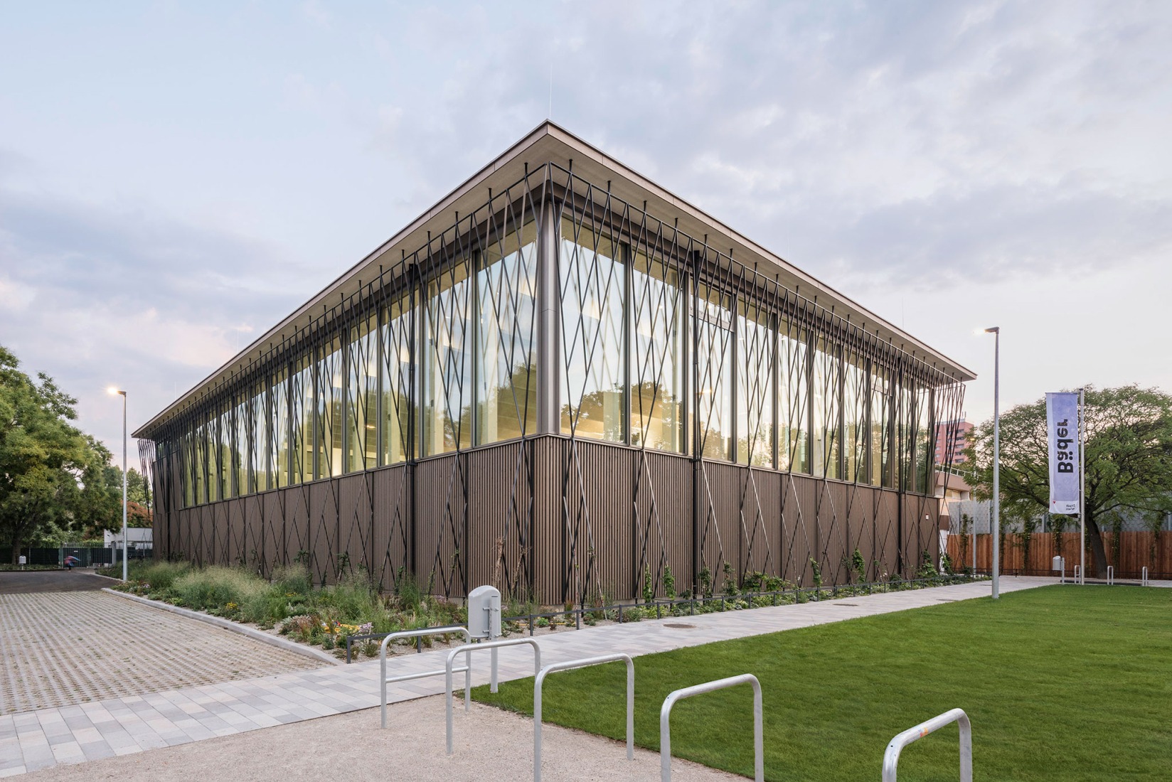 Piscina pública Großfeldsiedlung por Illiz Architektur. Fotografía por Hertha Hurnaus.  