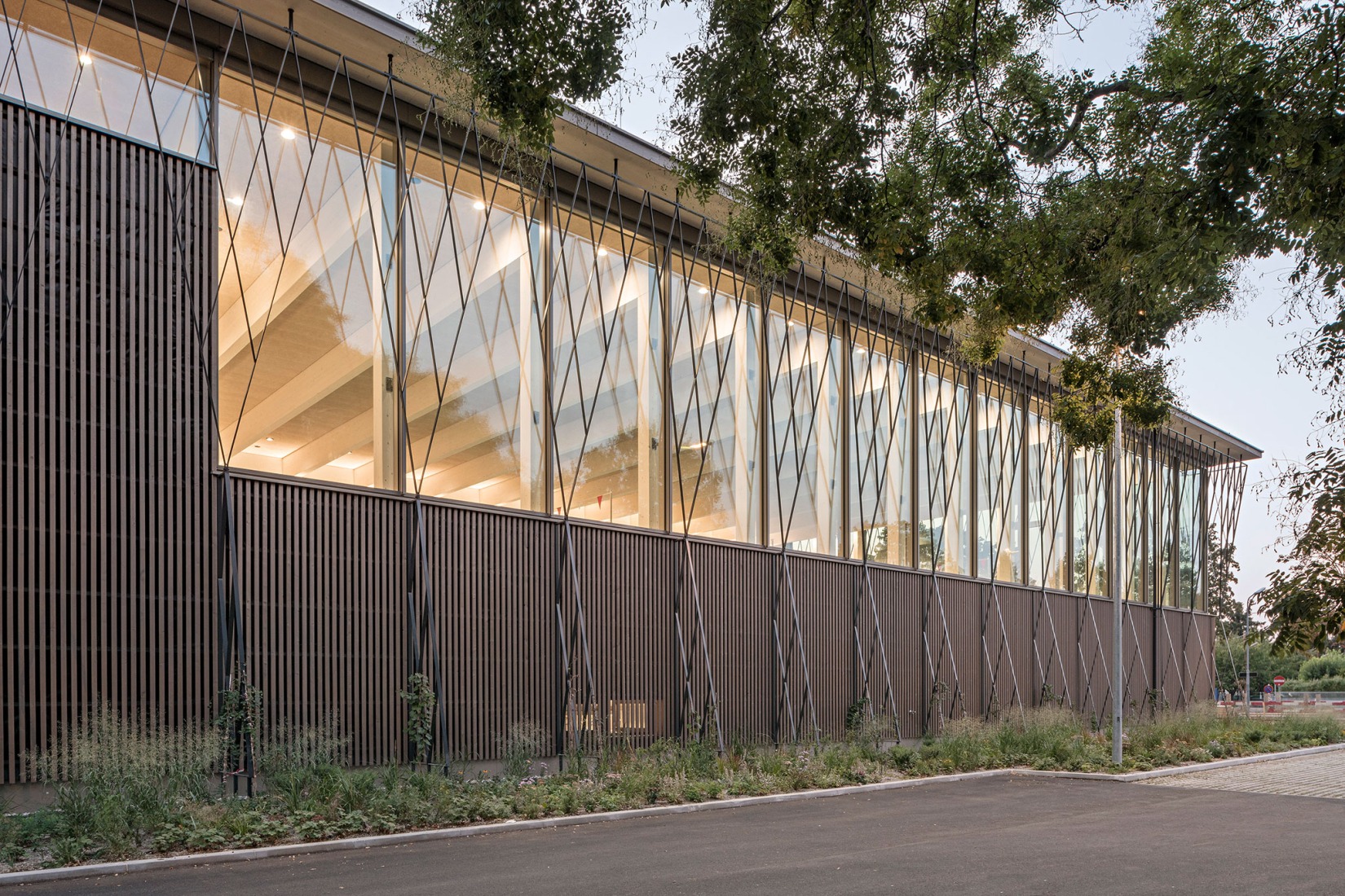 Piscina pública Großfeldsiedlung por Illiz Architektur. Fotografía por Hertha Hurnaus.  