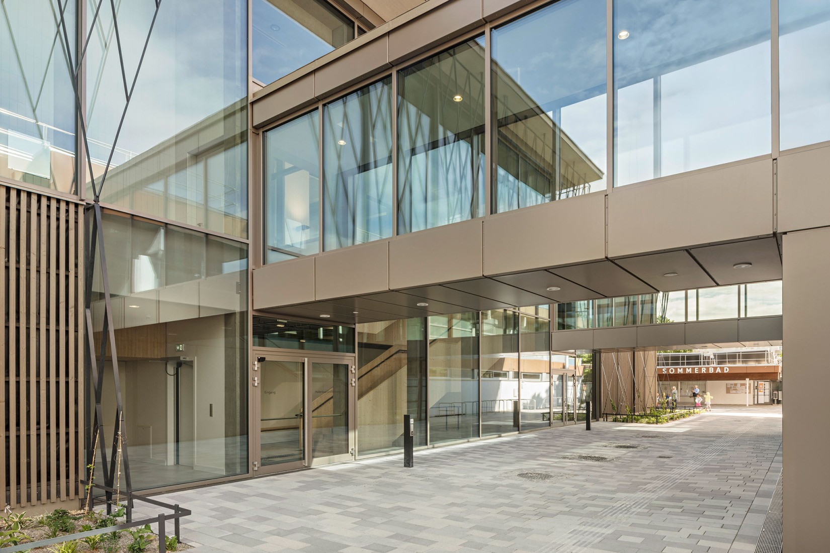 Piscina pública Großfeldsiedlung por Illiz Architektur. Fotografía por Hertha Hurnaus.  