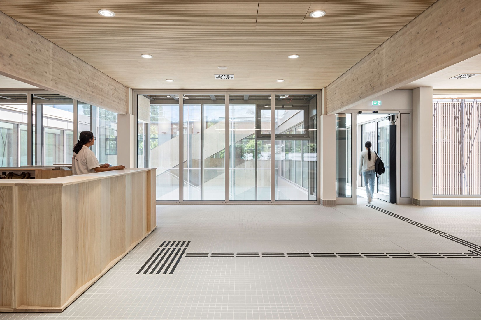 Piscina pública Großfeldsiedlung por Illiz Architektur. Fotografía por Hertha Hurnaus.  