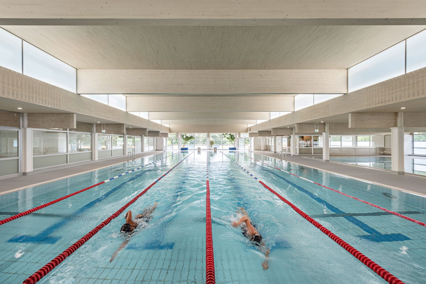 Piscina pública Großfeldsiedlung por Illiz Architektur. Fotografía por Hertha Hurnaus.  