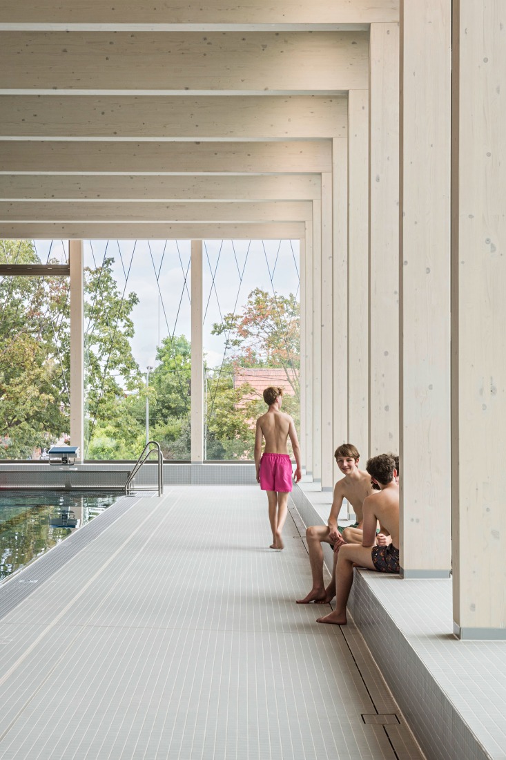 Piscina pública Großfeldsiedlung por Illiz Architektur. Fotografía por Hertha Hurnaus.  