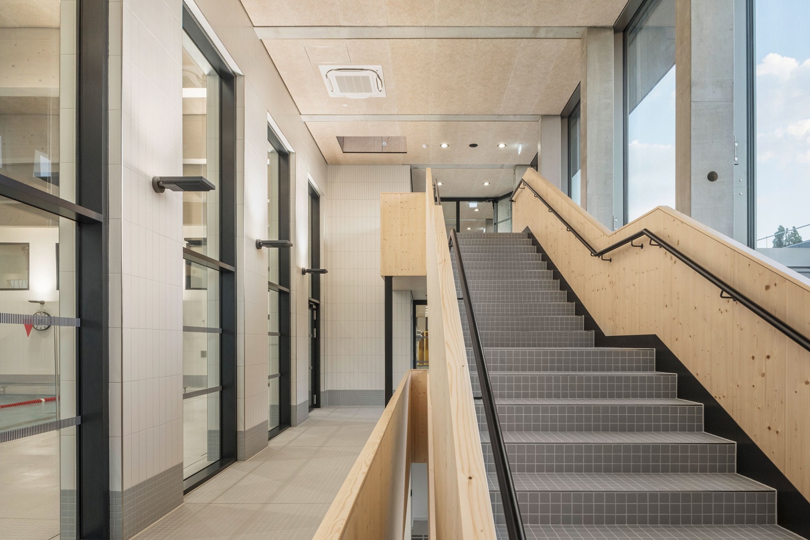 Piscina pública Großfeldsiedlung por Illiz Architektur. Fotografía por Hertha Hurnaus.  