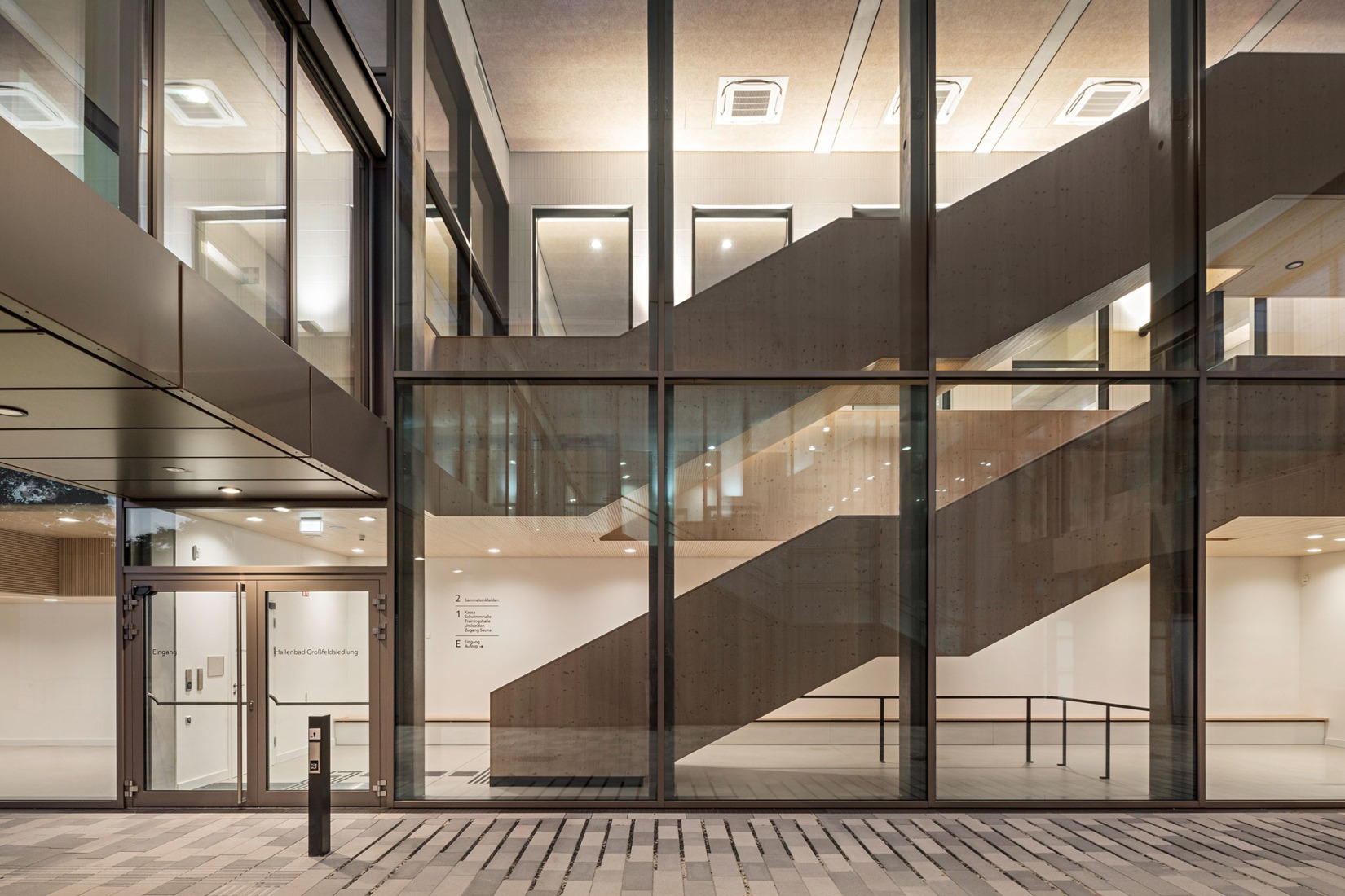 Piscina pública Großfeldsiedlung por Illiz Architektur. Fotografía por Hertha Hurnaus.  