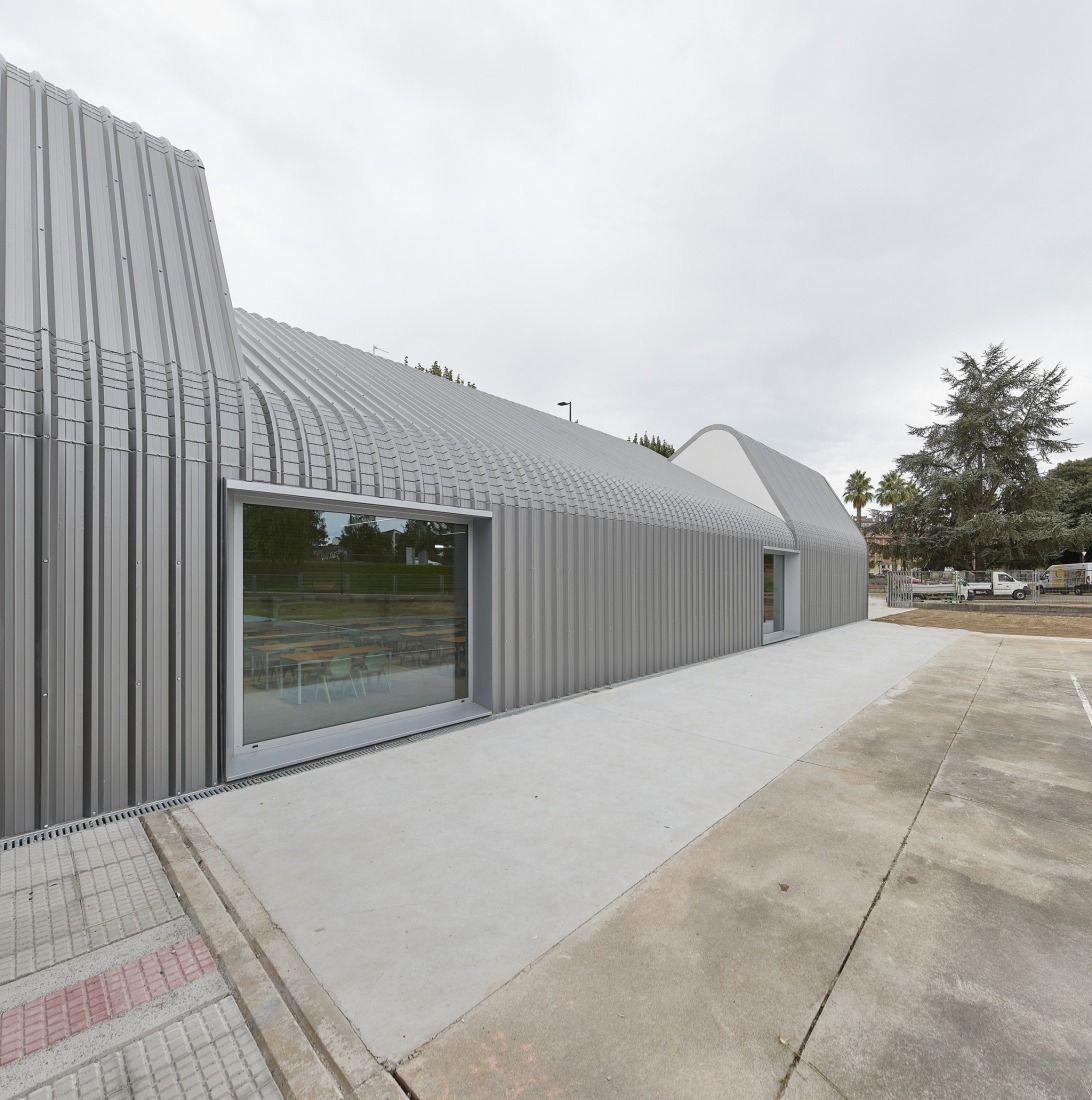 Comedor infantil de Ventanielles por Rogelio Ruiz + Macario G. Astorga. Fotografía por Marcos Morilla.