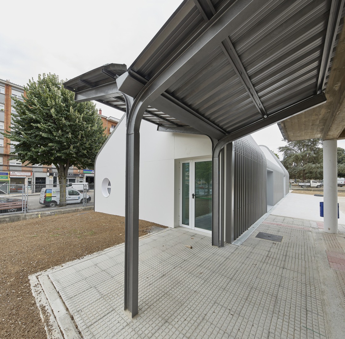 Comedor infantil de Ventanielles por Rogelio Ruiz + Macario G. Astorga. Fotografía por Marcos Morilla.