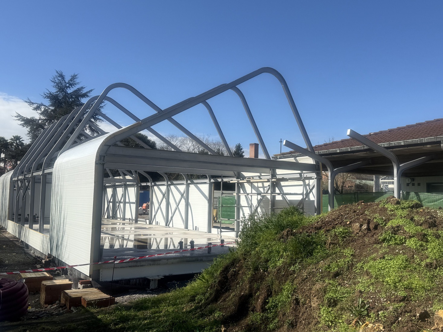 Fotografía de proceso de obra. Comedor infantil de Ventanielles por Rogelio Ruiz + Macario G. Astorga.
