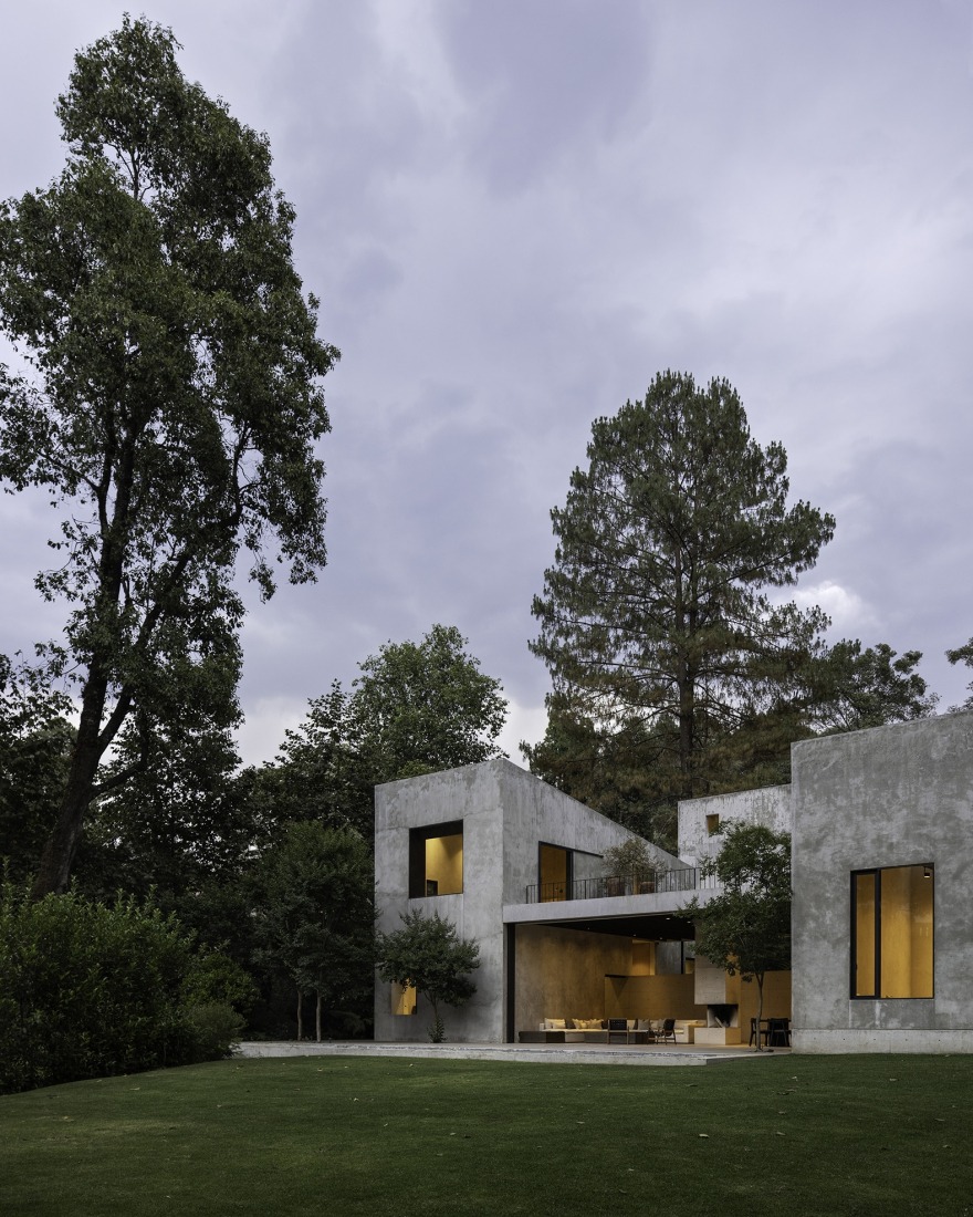 House in Avándaro by Ignacio Urquiza and Ana Paula de Alba. Photograph by Rafael Gamo.