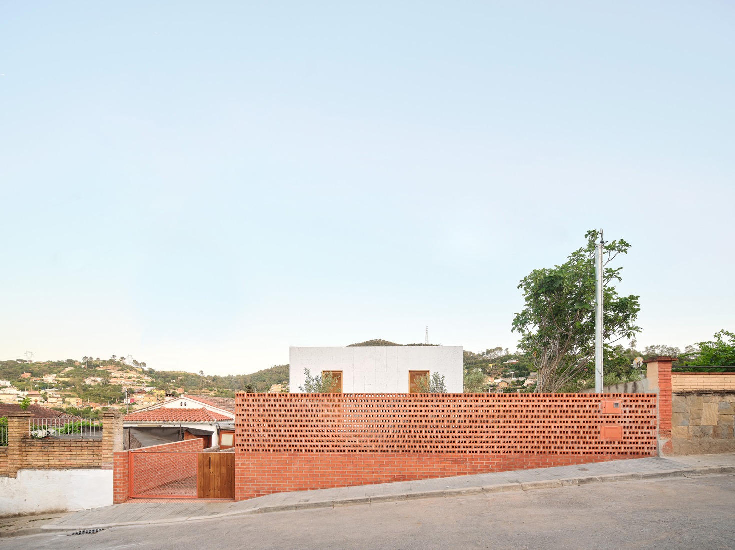 «Casa sobre un zócalo de ladrillo» por Ágora Arquitectura obtiene el premio de los APE Grupo Architecture Awards. Fotografía por José Hevia.  