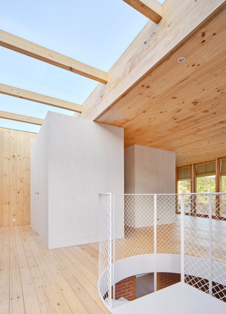 «Casa sobre un zócalo de ladrillo» por Ágora Arquitectura obtiene el premio de los APE Grupo Architecture Awards. Fotografía por José Hevia.  