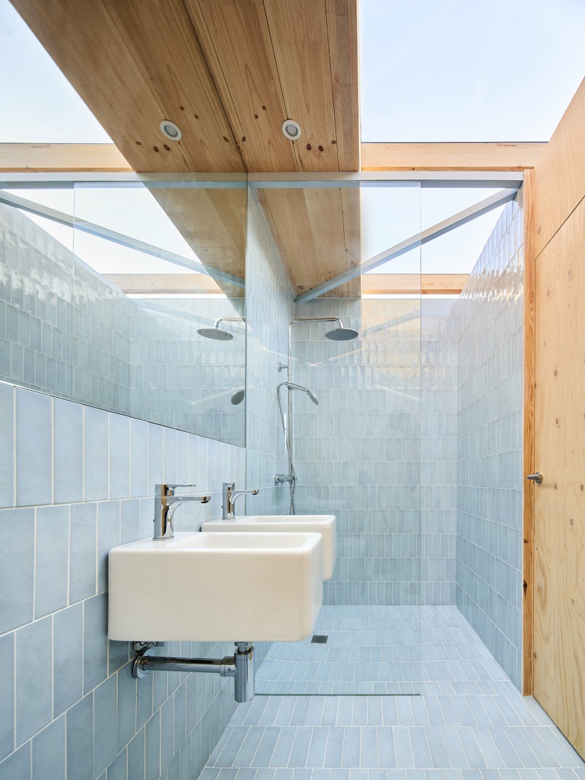 «Casa sobre un zócalo de ladrillo» por Ágora Arquitectura obtiene el premio de los APE Grupo Architecture Awards. Fotografía por José Hevia.  