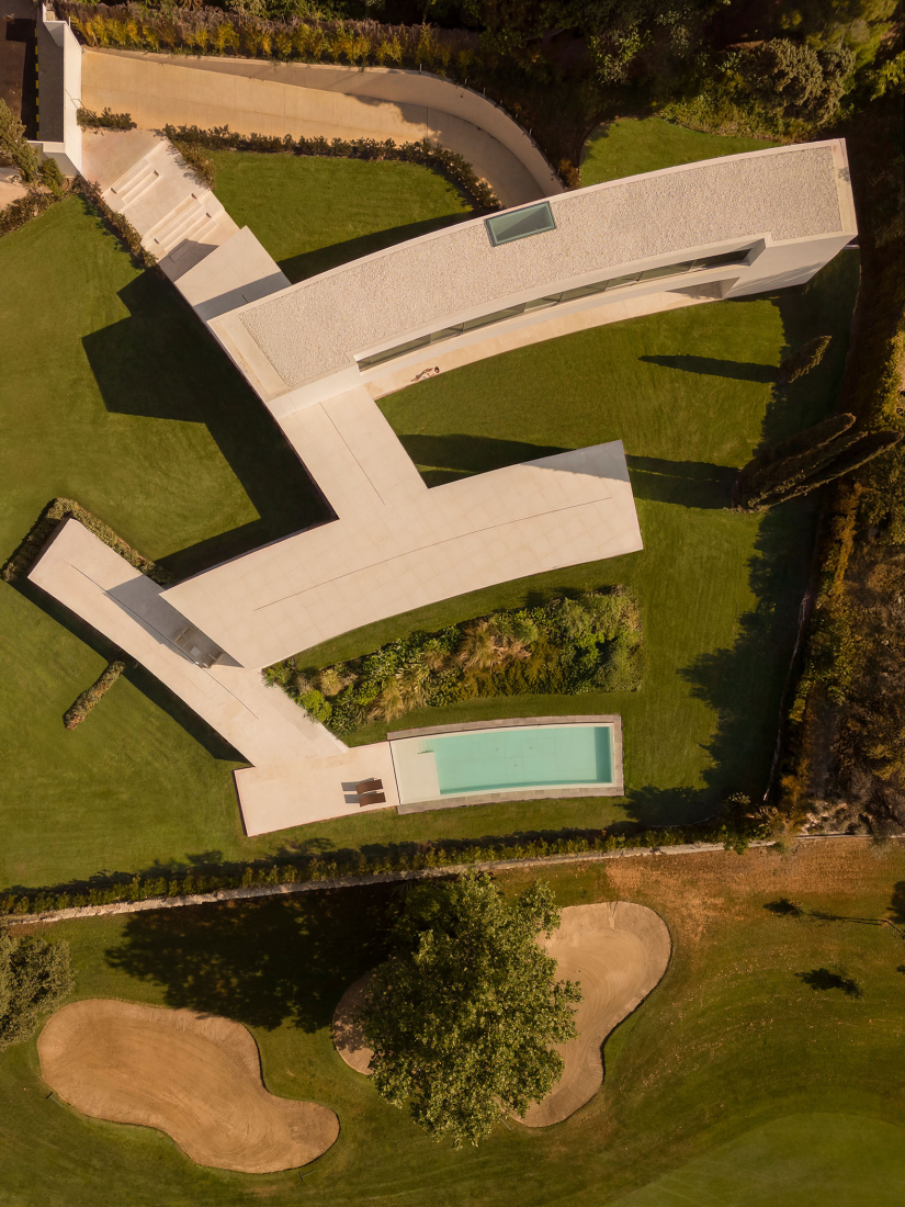 Lago Villa by Fran Silvestre Arquitectos. Photograph by Fernando Guerra.